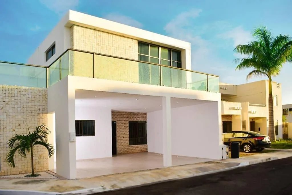 Casa Hector, con Jacuzzi, cerca del Foro GNP. Villa Mérida