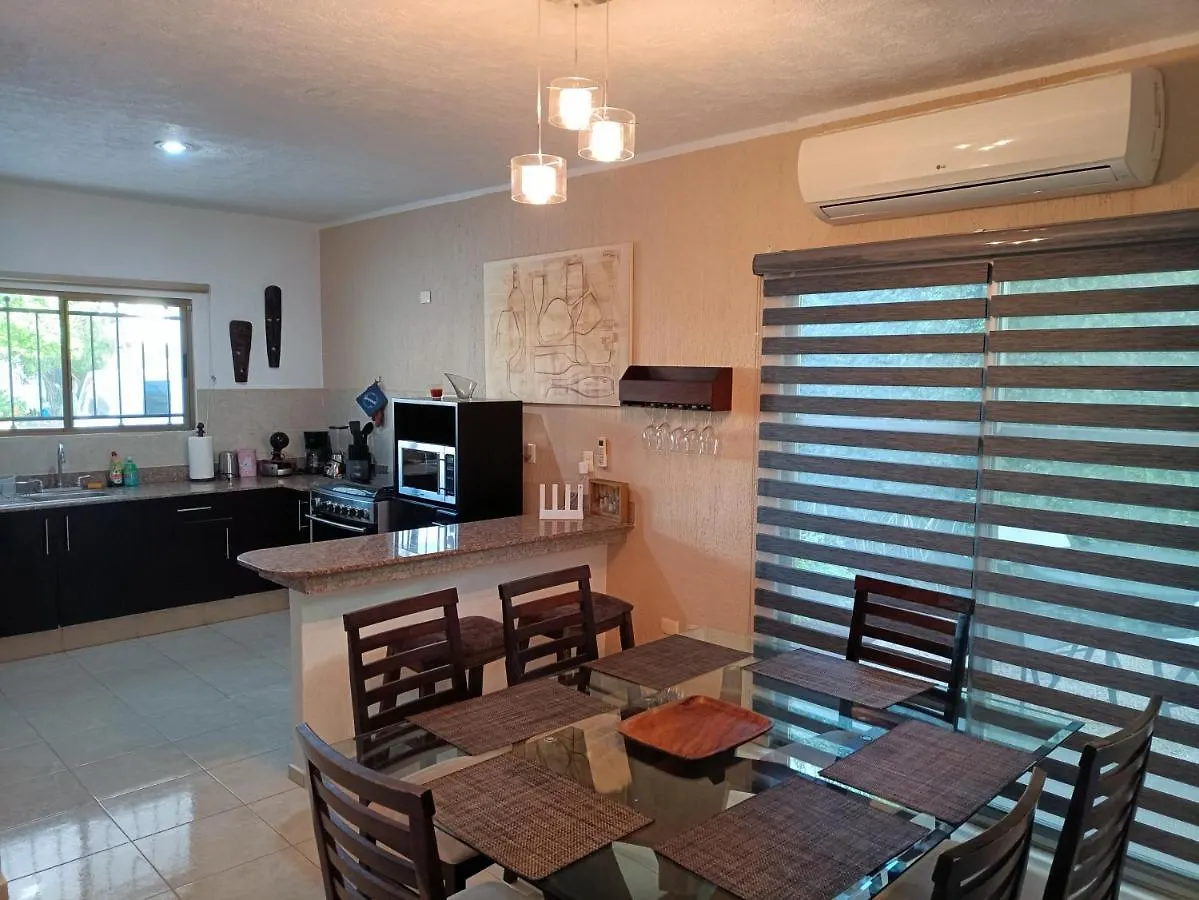 Casa Hector, con Jacuzzi, cerca del Foro GNP. Villa Mérida