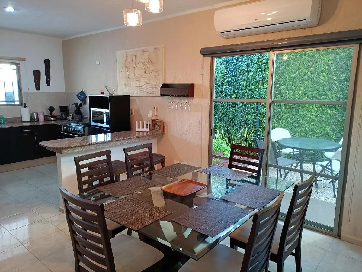 Сasa de vacaciones Casa Hector, con Jacuzzi, cerca del Foro GNP. Villa Mérida