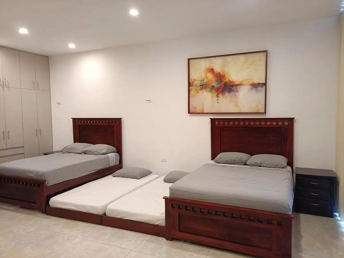 Casa Hector, con Jacuzzi, cerca del Foro GNP. Villa Mérida